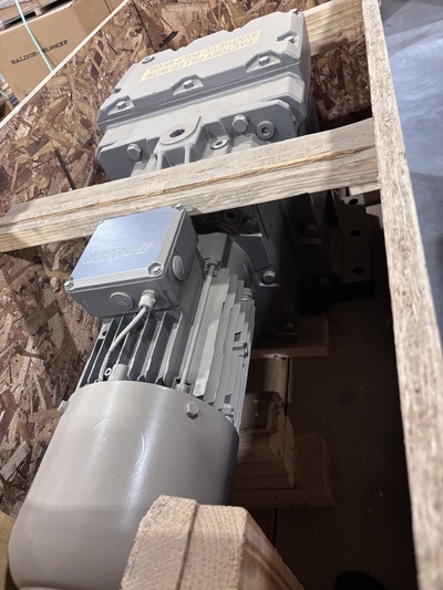 5 HP 1710 RPM Bauer #BG90Z-11/D11SA4-S/ESX070A9/AV-SP, inline helical gearmotor, 13.5 RPM output, 126.67:1