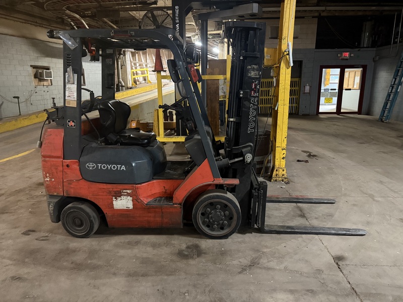 4500 lb. Toyota #7FGCU25, Forklift, 189" max. lift height, 35" front tread
