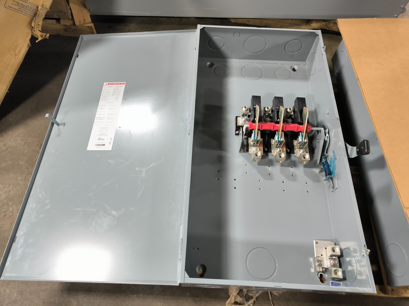 400 Amp. Square D #DU325, Non-Fusible Disconnect Switch, 3P, 240 VAC, 125 HP, Indoor, unused
