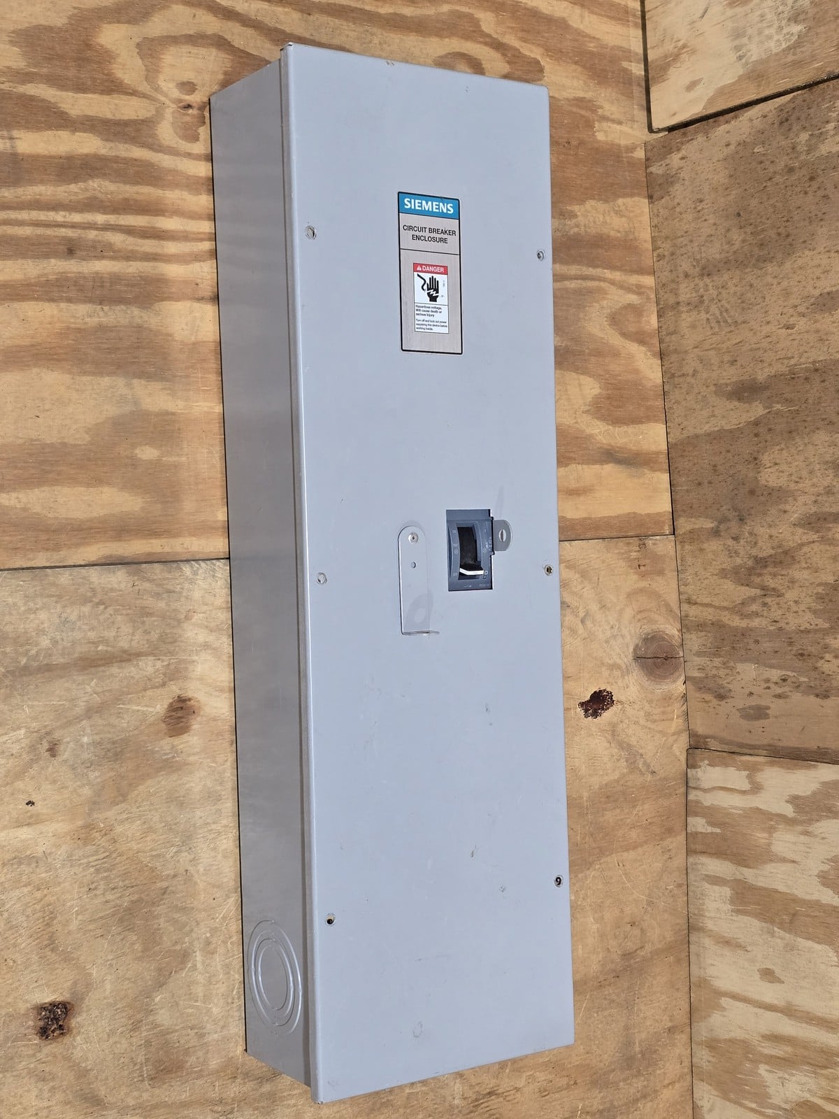 200 Amps, Siemens #3VA5220-7ED36-0AA0, Circuit Breaker, 3P, w/ 3VAE250N1S Enclosure, 2 Knockouts