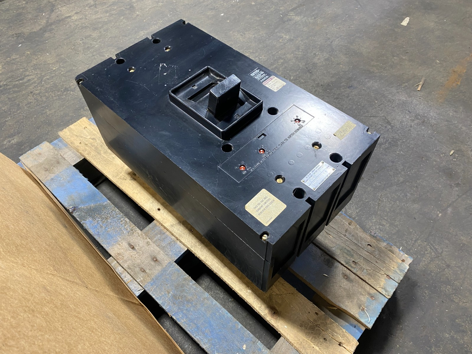 1000 Amps, Westinghouse #NP28313-F, AB DE-ION Circuit Breaker, 3P, 120V-600Y, 600 VAC, Shunt Trip