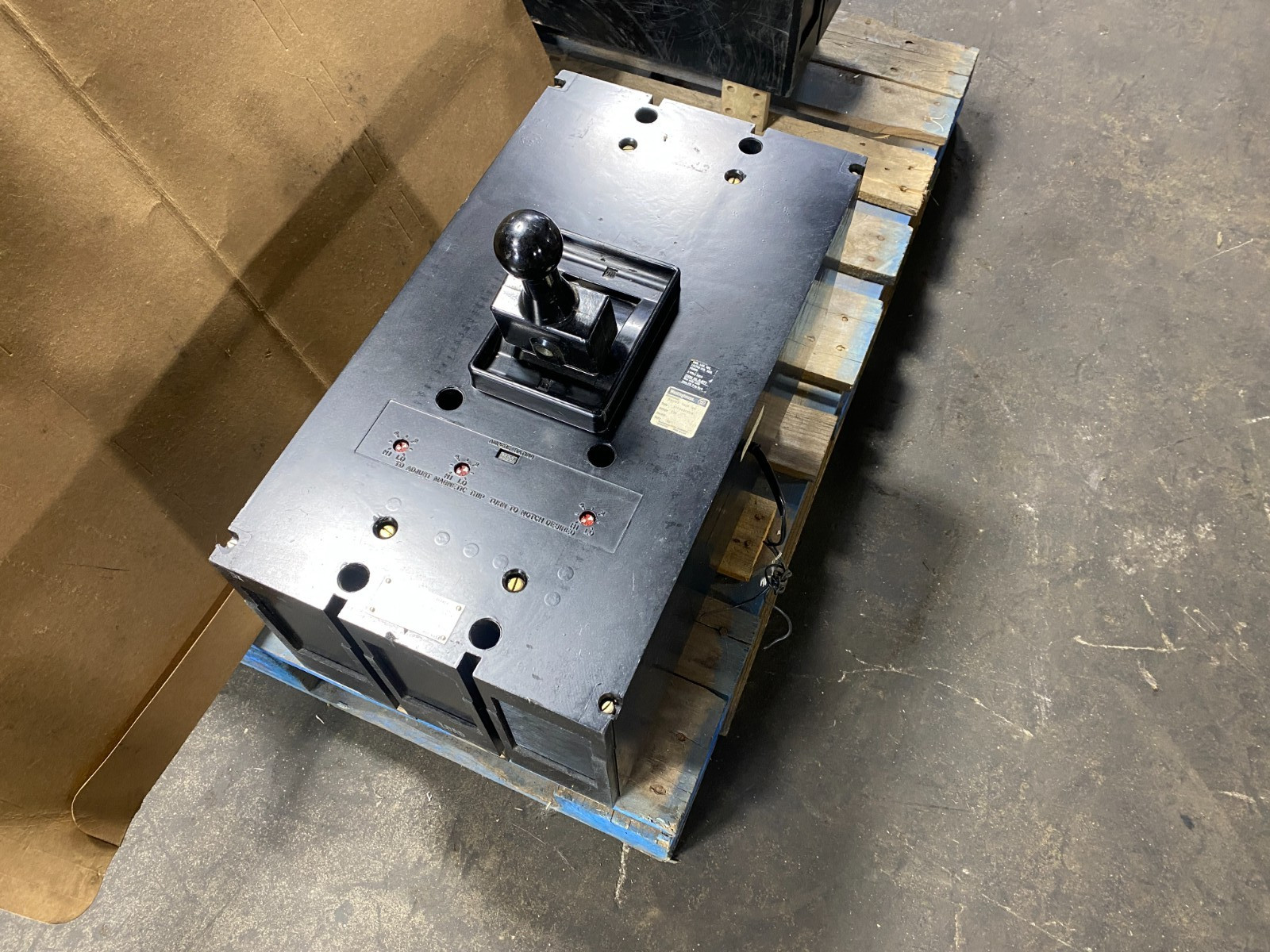 2500 Amps, Westinghouse #NP28313-F, AB DE-ION Circuit Breaker, 3P, 120V-600Y, 600 VAC, Shunt Trip, w/ Switch