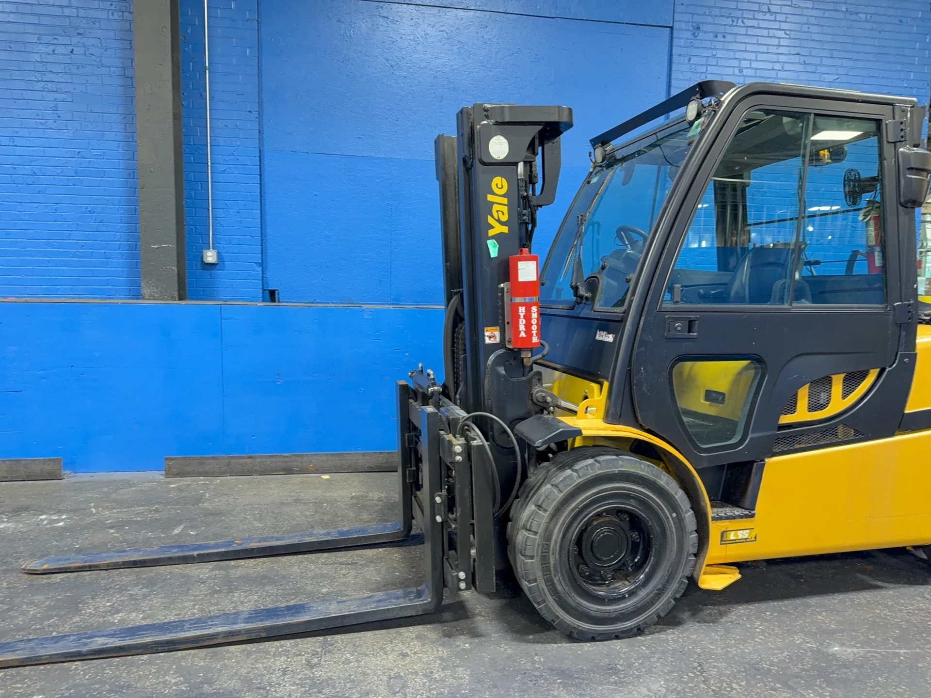 9600 lb. Yale #GLP100VXNKHE088, Propane Forklift, 6" x 71" forks, 163" lift height, 86" mast height, solid