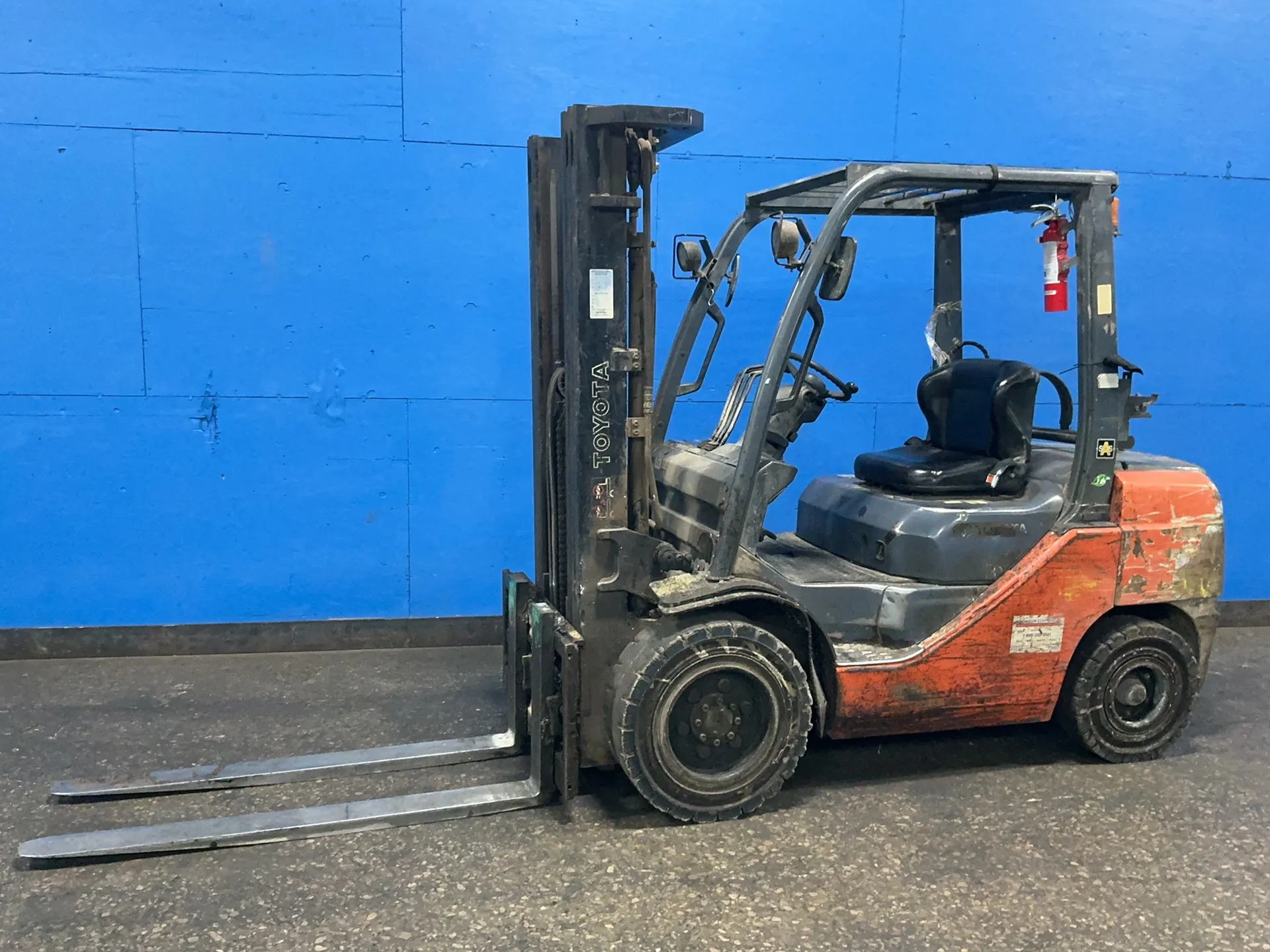 5800 lb. Toyota #8FGU30, Propane Forklift, 187" lift height, 89" mast height, 5" x 60" forks, 15661.7 hours