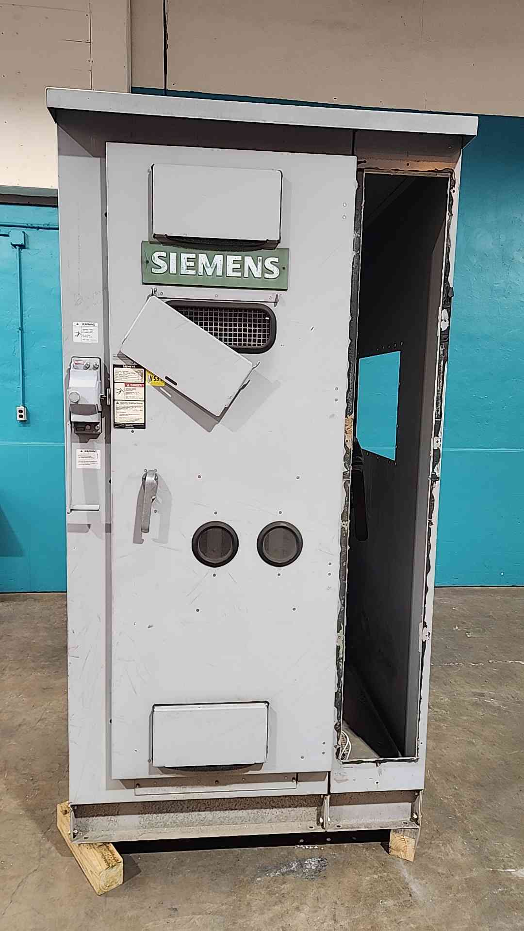 600 Amps, Siemens Type QR, metal enclosed outdoor switchgear, 15 KV