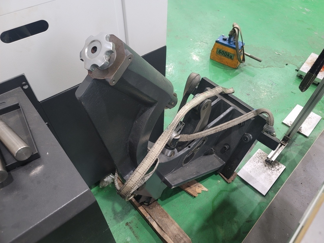 Hyundai Wia #L4000, CNC turning center, 30.7" swing, 41.1" machining length, 15" chuck, 4.6" bore, 2000 RPM