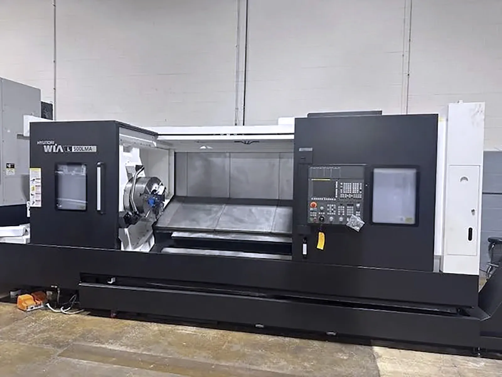 Hyundai WIA #L500LMA, CNC turning center, 40.6" swing, 27.2" turning diameter, 82.7" length, 24" chuck, 10.8"