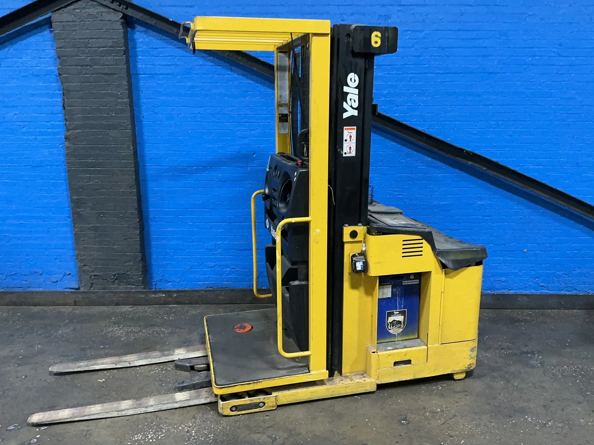 3,000 lb. Yale #OS030ECN24TE089, order picker, 195" lift height, 88" mast height, 4" x 42" forks, 24 VDC