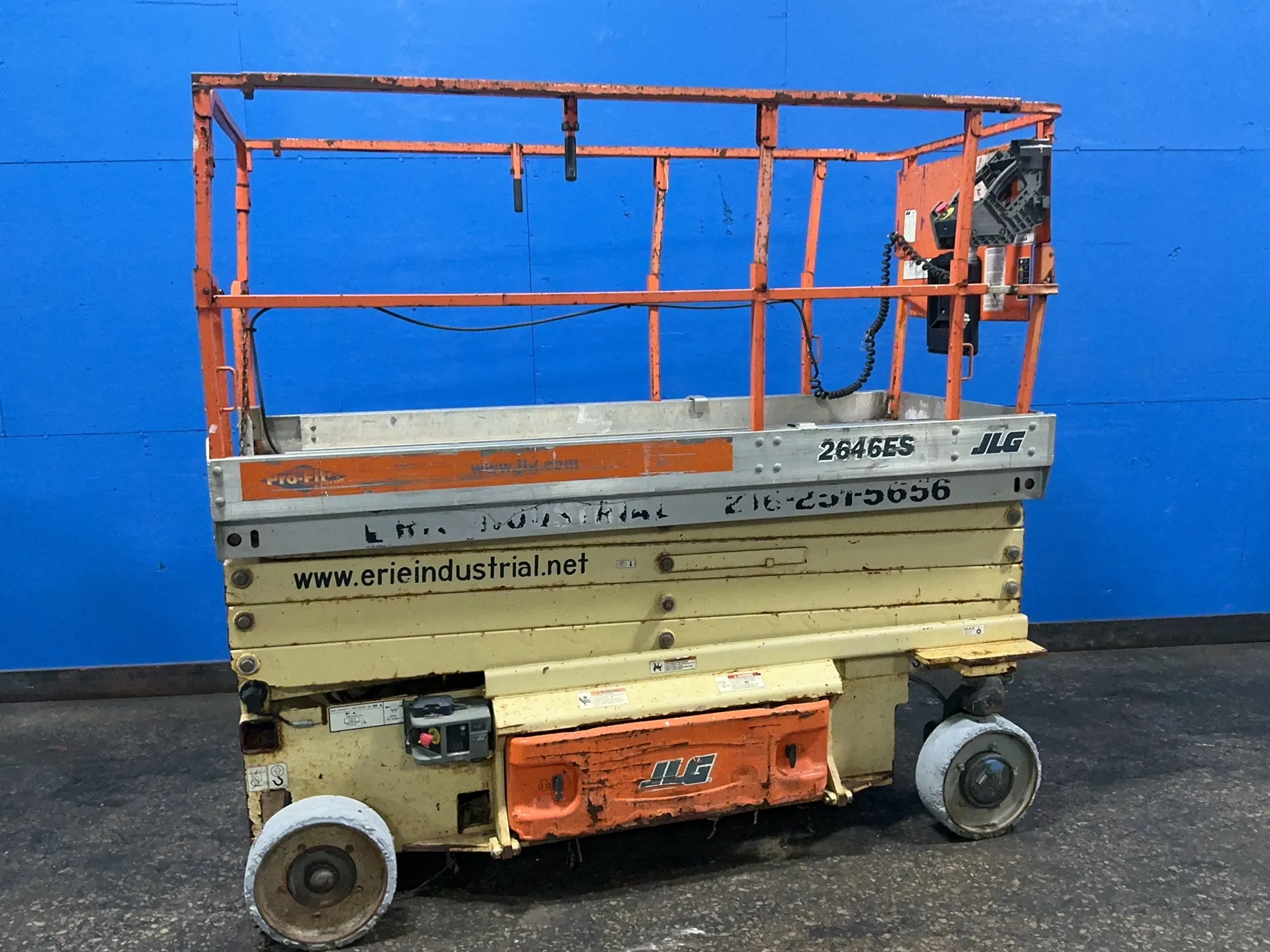 1,000 lb. JLG #2646-ES, scissor lift, 26' max travel height and platform height, 24 VDC, 5780 hours, 2007, AS