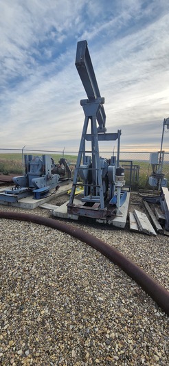 40D Lufkin, pump jack, Arrow natural gas driver mount, cement base