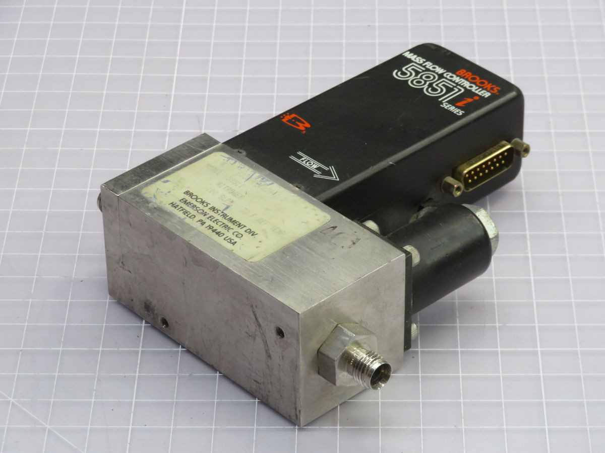 Brook s Instrument #5851I, Mass Flow Controller, N2, 100 Slph Flow, 1.0% Accuracy, 316L Stainless Steel