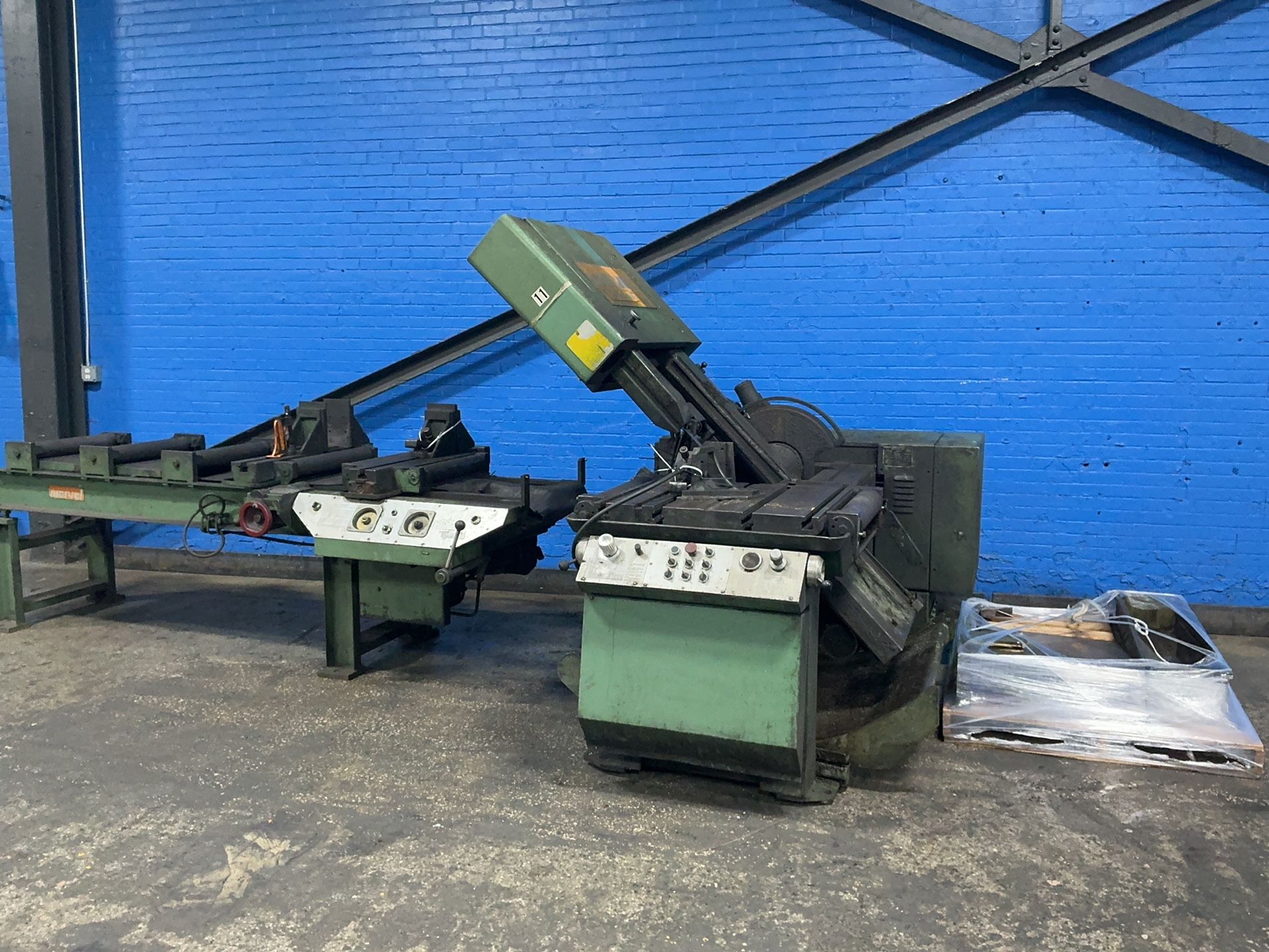 18" Armstrong-Blum #81A9/M3M/SP1/VSTGRN, Vertical Band Saw, roller conveyor, 16 A, 460 V.