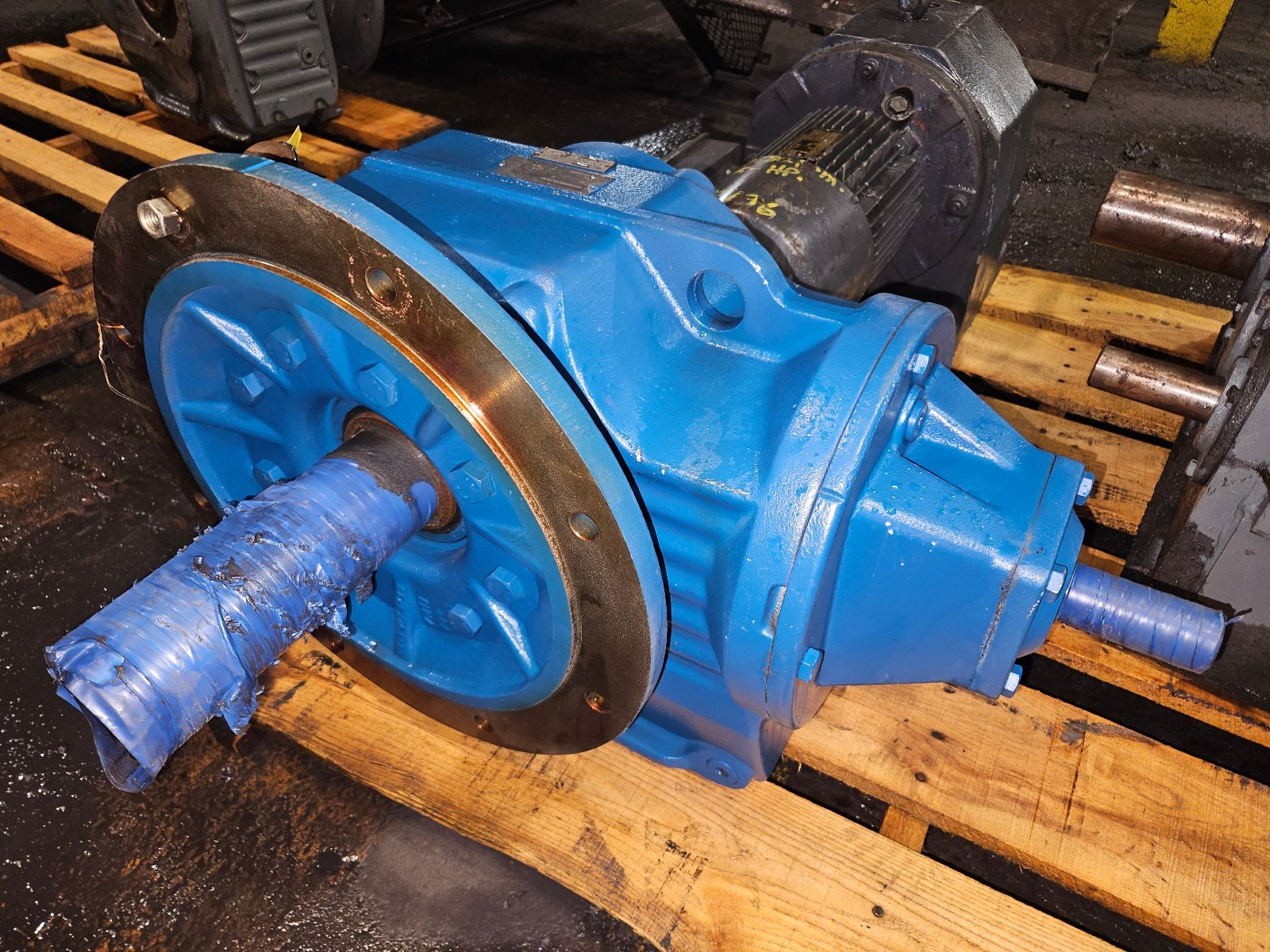 SEW-Eurodrive #KAF97AD4, helical-bevel right angle gear reducer, 86.52:1 ratio, 20 RPM output, 38,055 in-lb