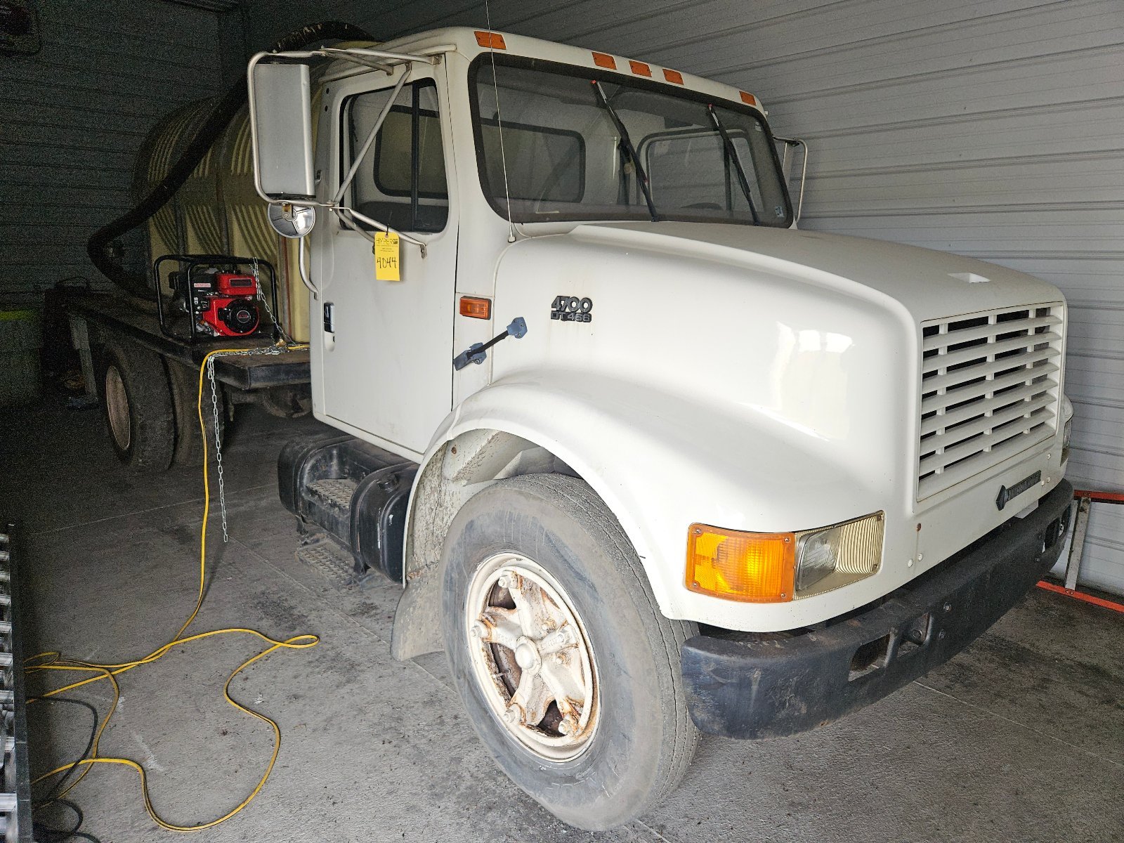 International 4700, Water Truck, DT466 diesel, plastic tank, (2) gas transfer pumps, air compressor, 147,054