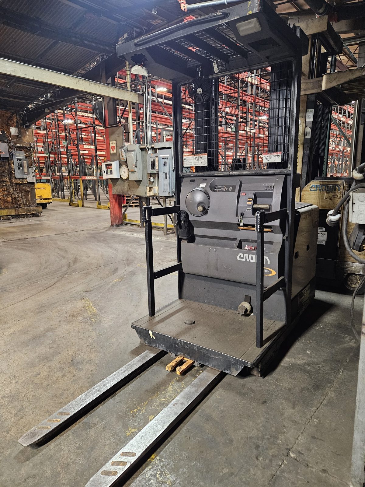 Crown #SP3520-30, Electric Order Picker, SP 3000 series, 24 V., 42" forks, Access 123, w/ EnerSys #EI3-LP-4G