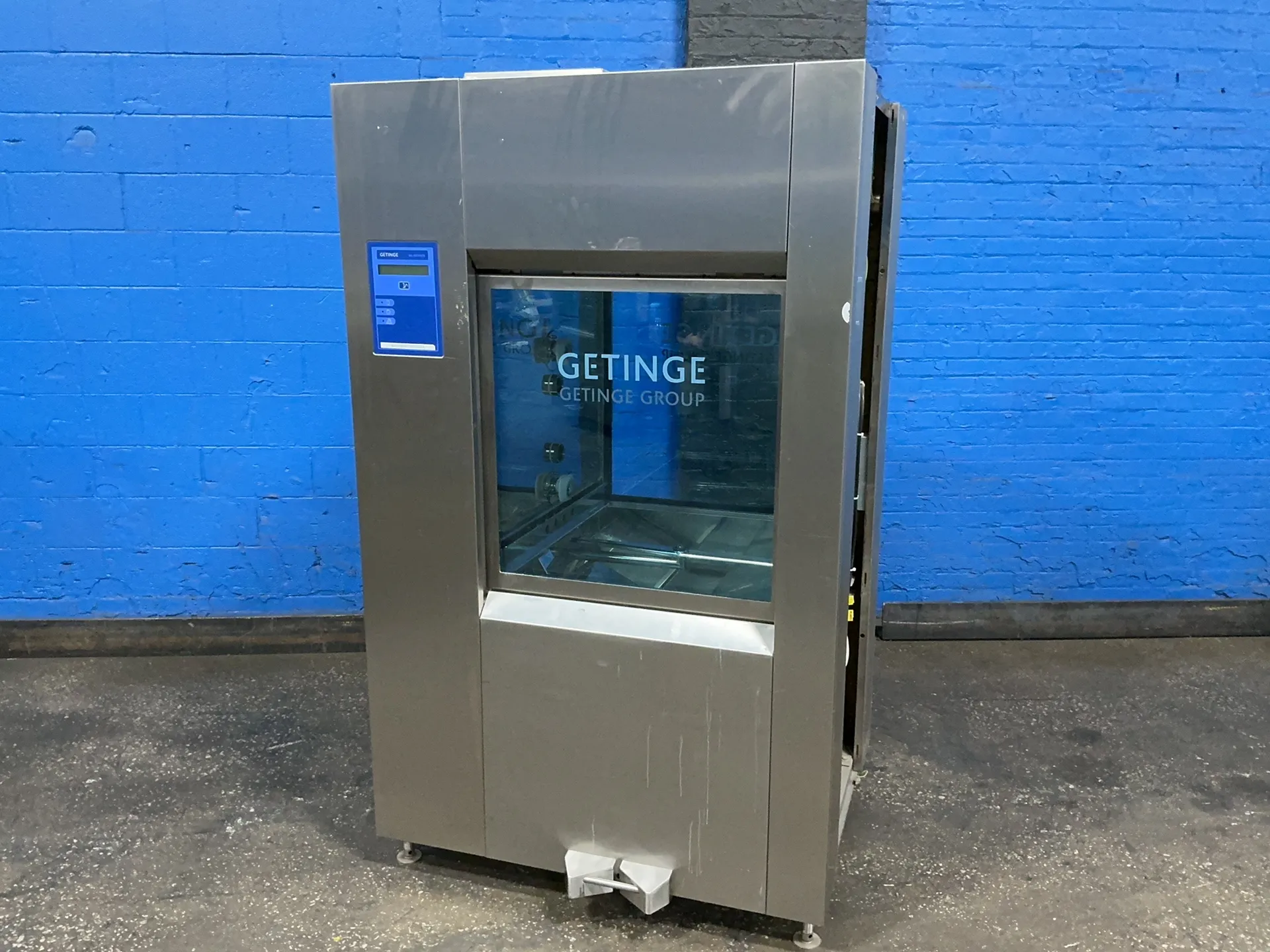 Getinge #S-8666, washer-disinfector, 20" x 32" x 26", Getinge 86 Series digital read out, 16.20 KW, 3/60/208