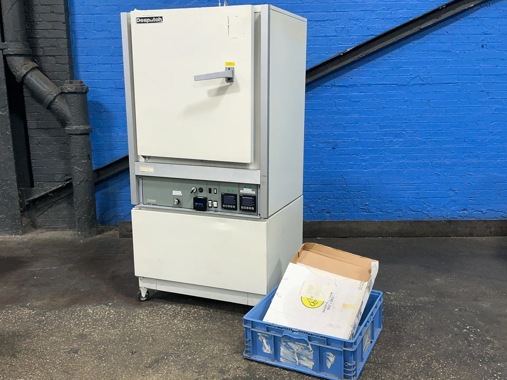 20" x 17" x 26", Despatch #LCC1-54-2, oven, 500°F, 6000 width, 27.1 A, 240 V.