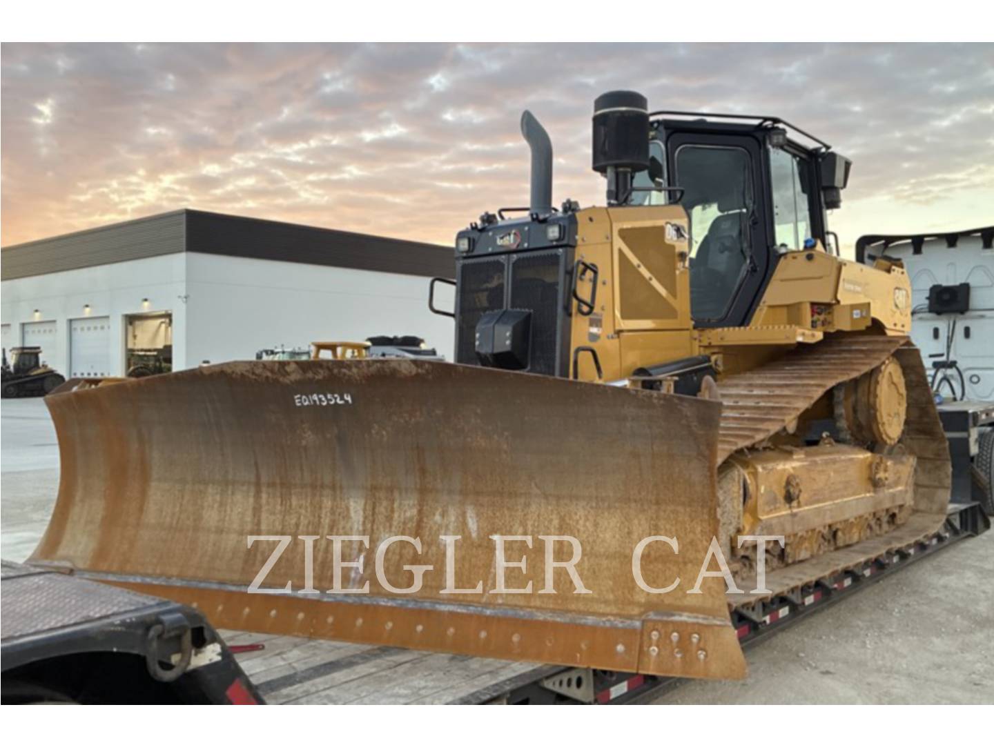 Caterpillar D6XE, 4492 hours, S/N: LRG01200, 2024