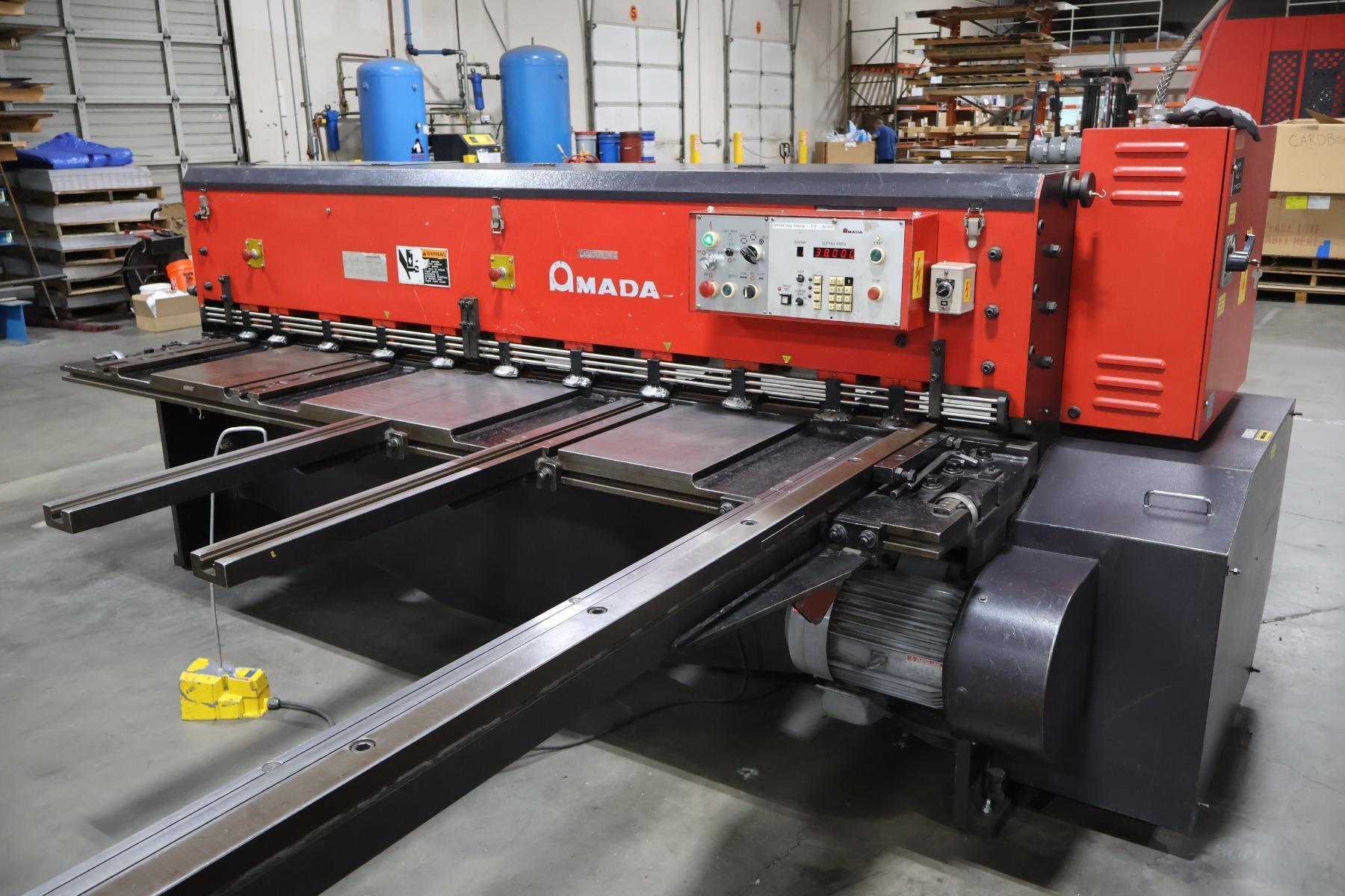 1/4" x 8' Amada #M-2560, mechanical power squaring shear, 112" BH, 40" BG, (11) hydraulic holddowns, 60 SPM