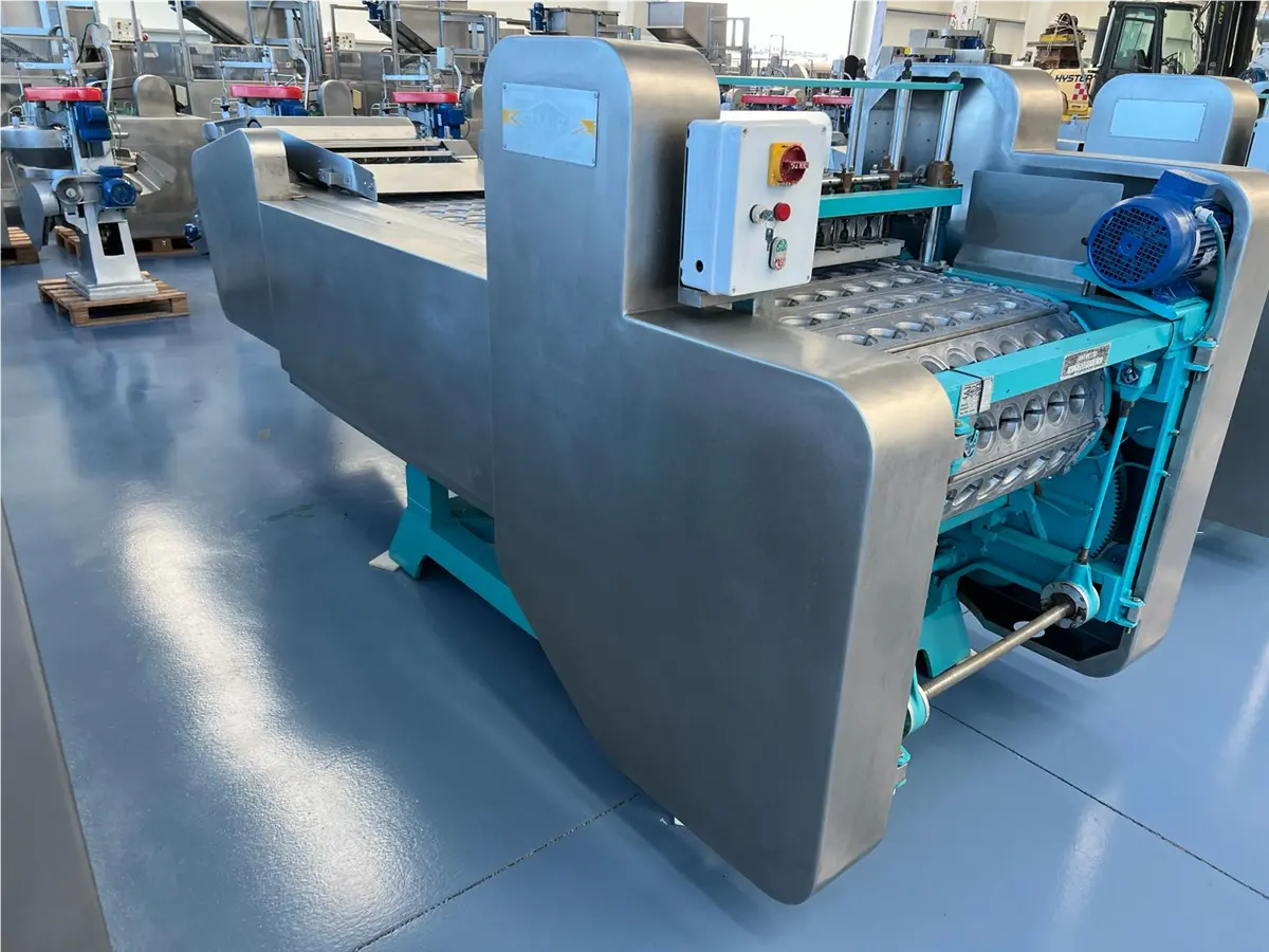 OMIP #K7, peach halver pitter, 2800 kg/h, 280 peaches/minute, w/ vibrator, 2 HP (2 available)