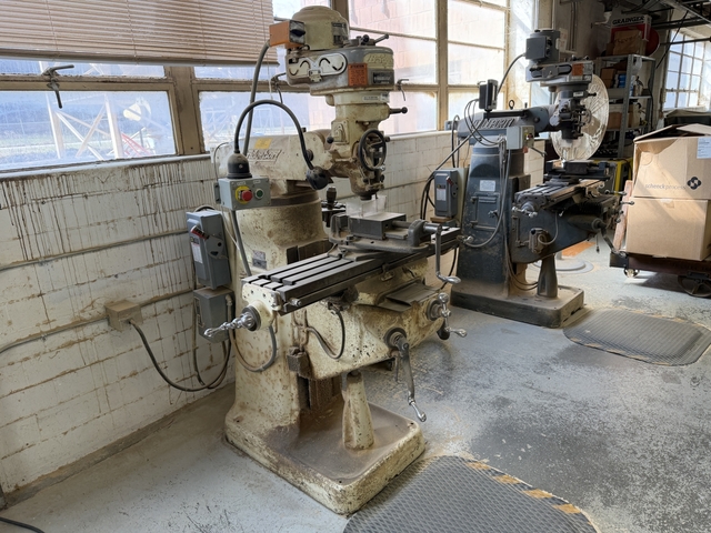 Bridgeport, Vertical Mill, 1 HP, 208-220/440 V., 3 Ph., extra collets