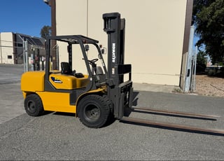 8,000 lb. Komatsu, 3 stage 236" lift height, dual fuel, 8ft forks,