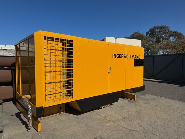 900 cfm, 350 psi, Ingersoll-Rand #XHP900, Caterpillar diesel, 400 HP, 400 total hours