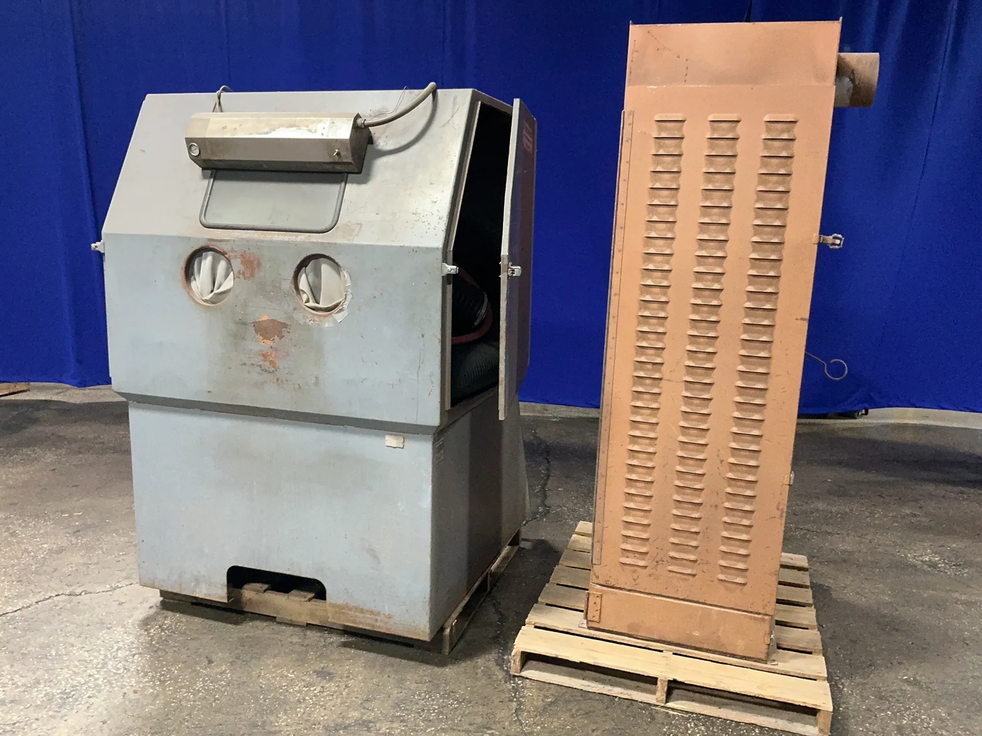 40" x 52" x 47" Zero #220-900R- & DF-3PD, blast cabinet & dust collector, 115 V.