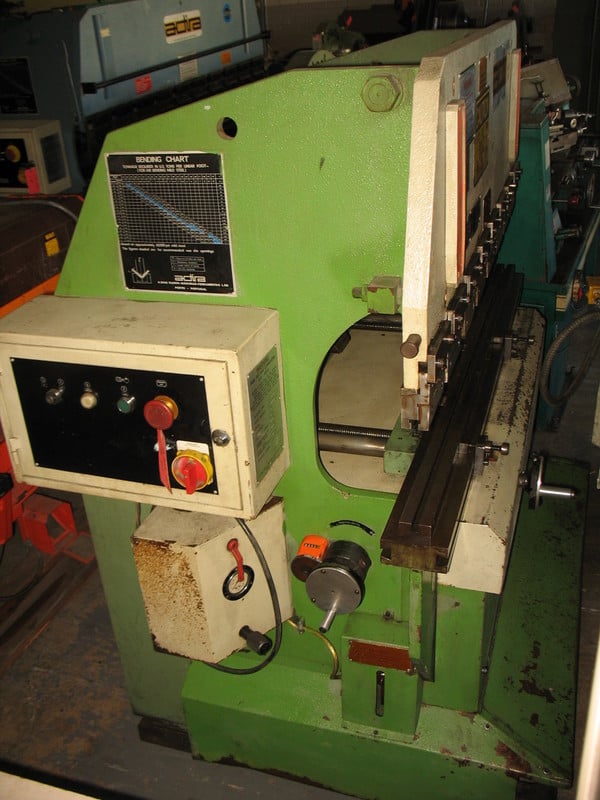 33 Ton, Adira QH3015, upacting, 5' overall bed, 43" between housing