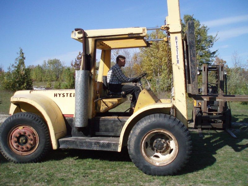 16500 lb. Hyster H165, V6 gas engine, dual pneumatic tires, 17' lift