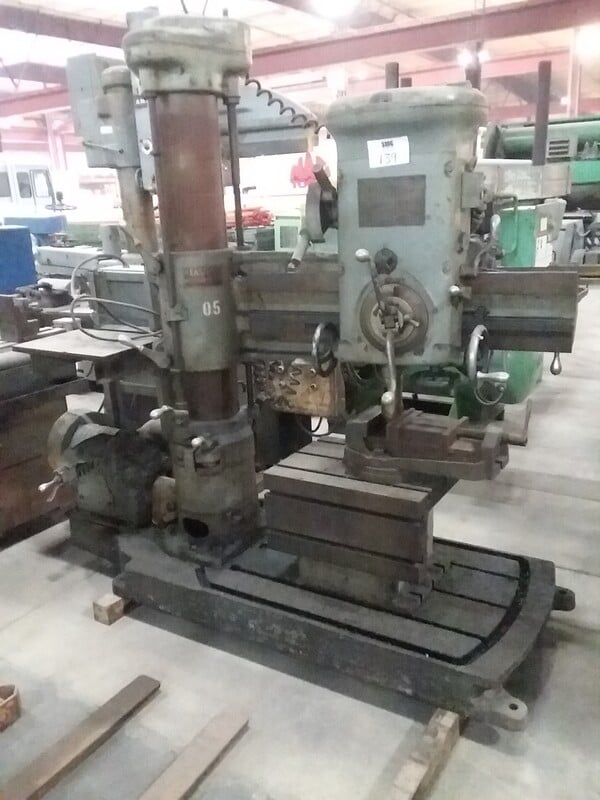 4' -10" Eastern, Radial Arm Drill, 700 RPM, 480 V.