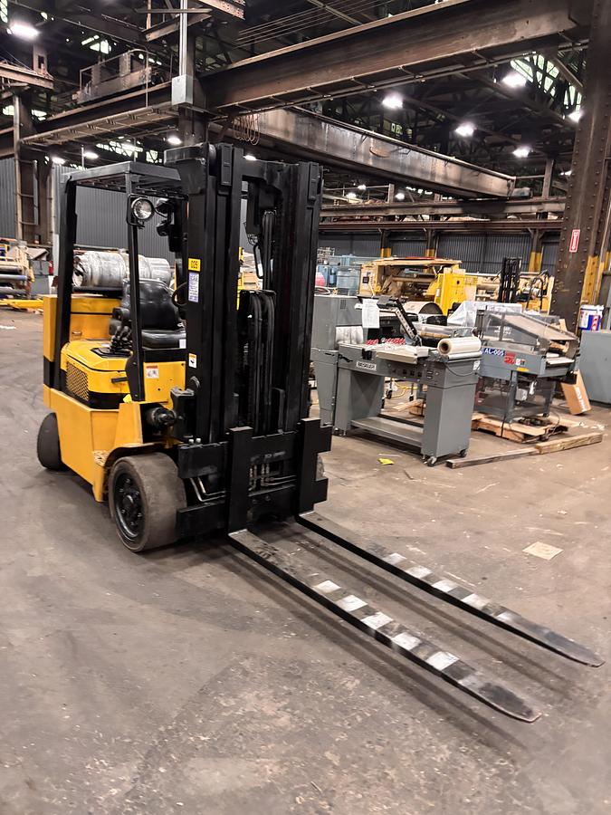 8000 lb. Yale #GLC080LJNGAE088, forklift, carton attachment, 8100 hours, 92"/185" mast