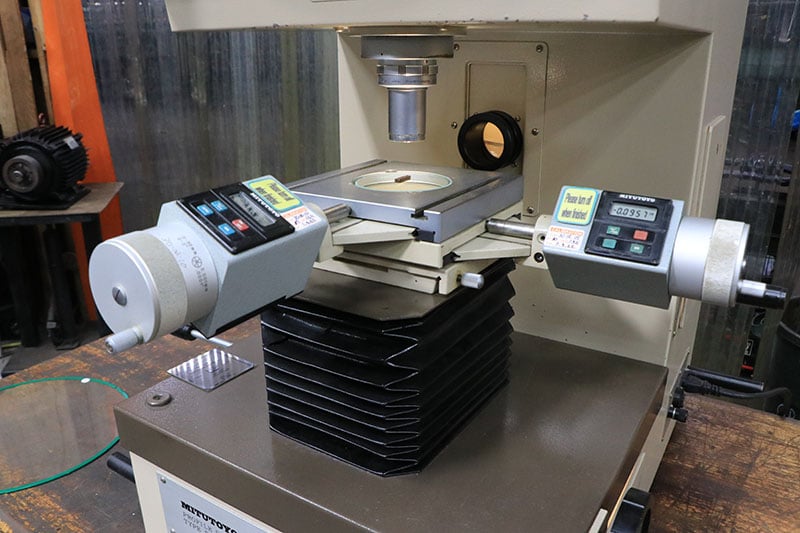 12" Mitutoyo PJ311, vertical projection bench optical comparator, 10X