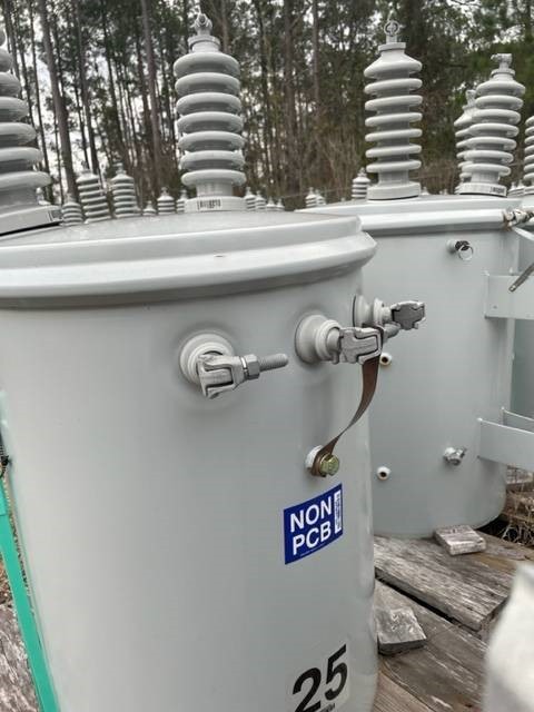25 KVA 19900/34500Y Primary 120/240 Secondary, XMFR pole mounted, double bushing, new unused (20 available)