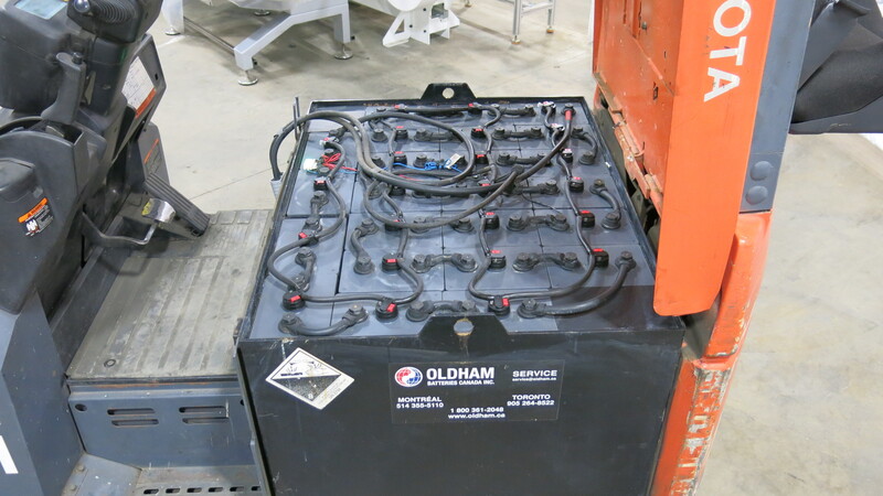 4650 lb. Toyota #7FBCU25, battery powered forklift, 48 V., 3