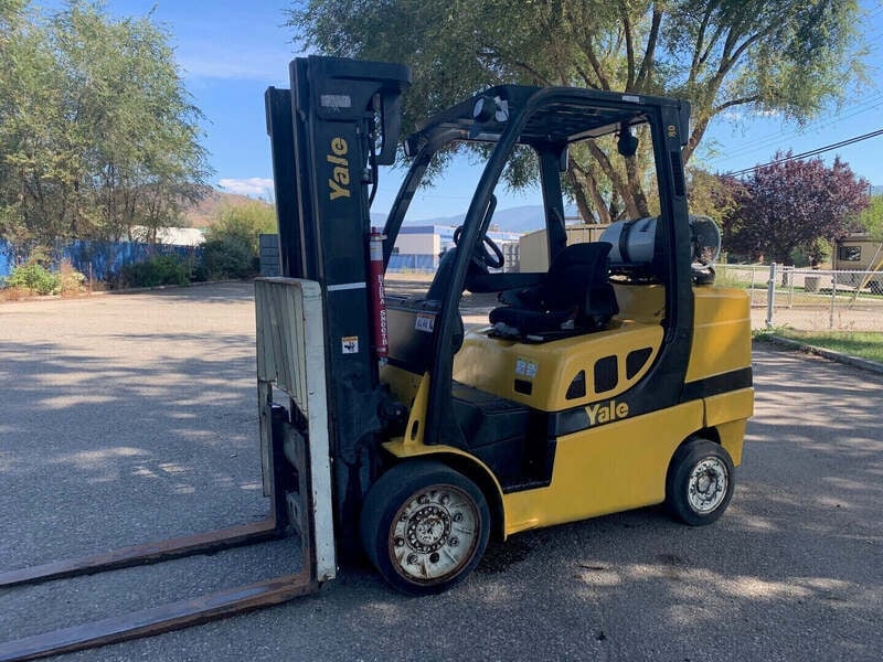 8000 lb. Yale #GLC080VXNGSE088, Forklift, 185.6" lift height, 99.5" Mast lowered height, 3 Mast Stages