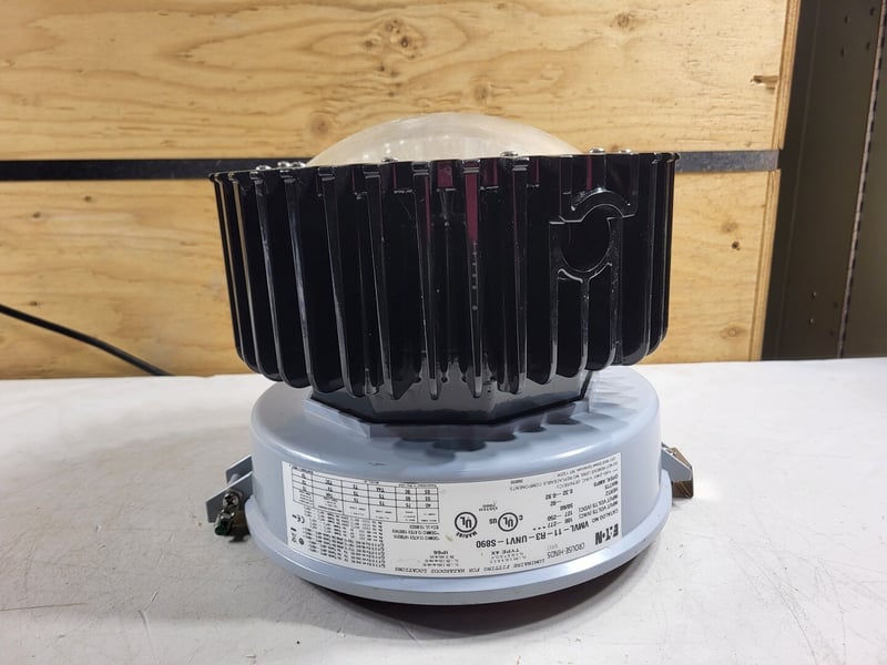 Crouse-HINDS #VMVL-11-R3-UNV1-S890, LED Luminaire, 320W HID, 92 Watts, 11000 Lumens