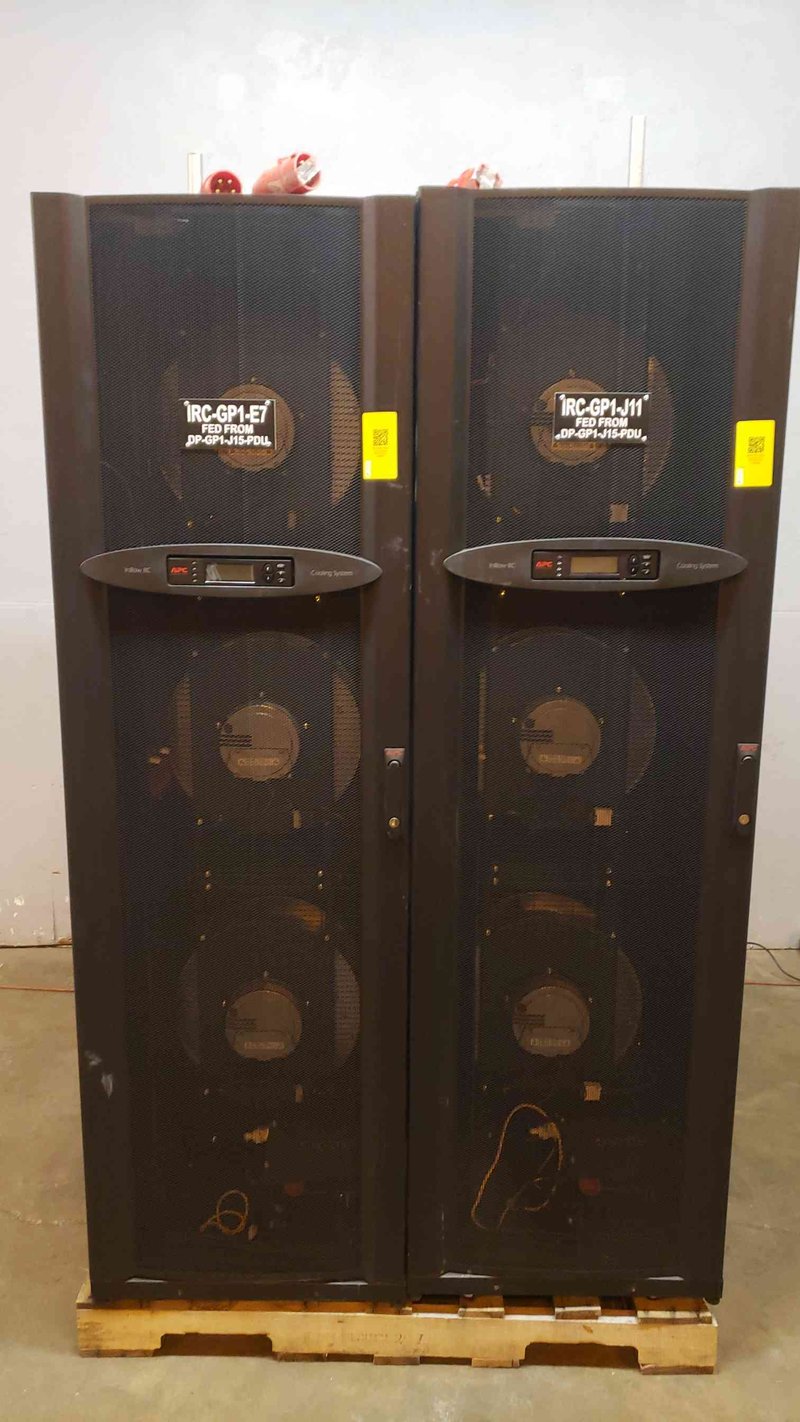 APC #ACRC502, In-Row Cooling System, 600 mm Chiller Unit, (3) Blowers, 300 psig, 43 kW cooling cap., 380-415 V