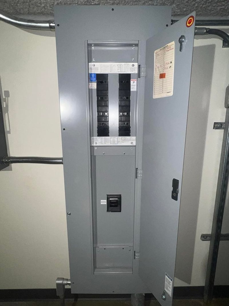 225 Amp. Westinghouse, PRL2, Panelboard, (8) breakers, 4 Wire, 3 phase, 480Y/277 V, 1994