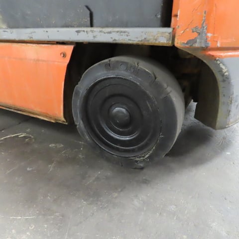 4000 lb. Toyota #8FBCU25, electric forklift, 48 V., 3-stage