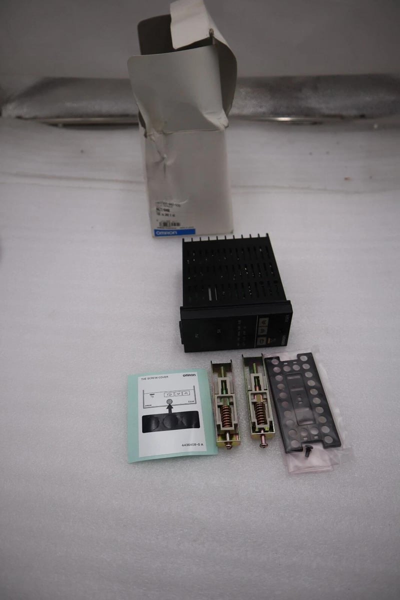 Omron E5EK-AA2-500 DIGITAL CONTROLLER MULTI-RANGE NEW IN BOX STOCK H1056