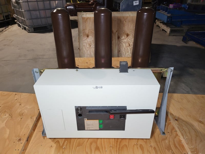 630 Amps, Schneider Electric, SF1, circuit breaker, 24 KV, 125 KV, 25 KA, new