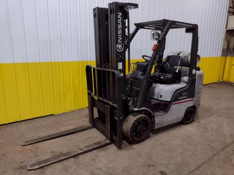 5650 lb. Nissan #MCU1F2A30LV, LP-gas triple mast forklift