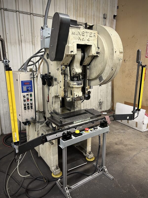 32 Ton, Minster #4, flywheel gap, 10.5" between housing, 22" x 14" bed, 100 SPM, 2 HP