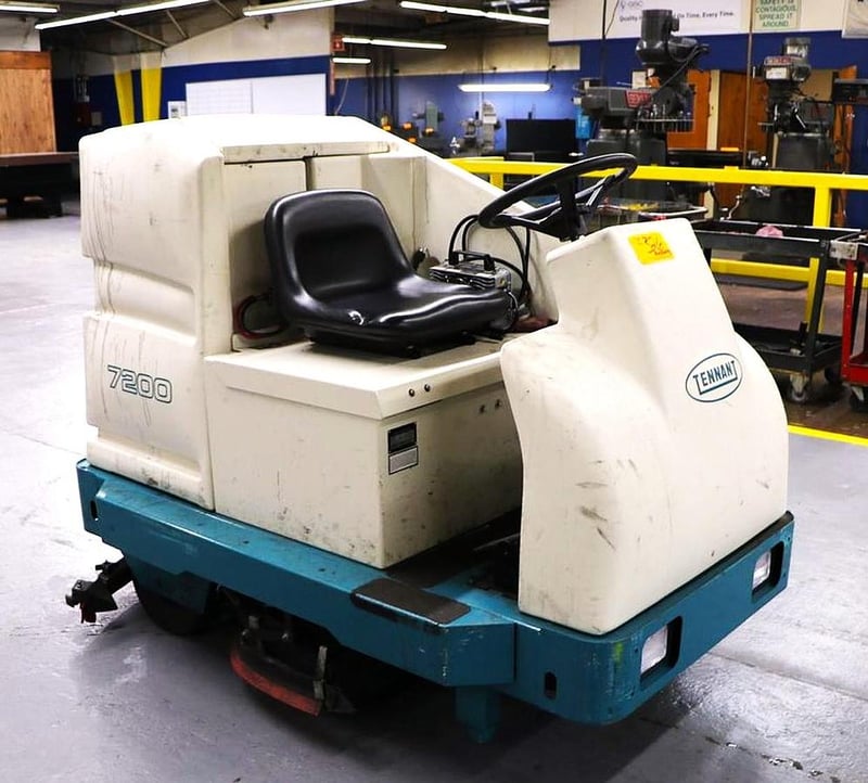 Tennant #7200, Industrial Rider/Scrubber, Battery Operated, 36" Cleaning Path, 2" Scrub Head Offset, 2500