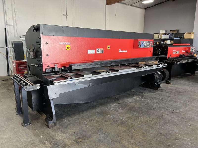1/4" x 10' Amada #M-3060, mechanical shear, 60 SPM, 40" Back Gauge, 13 hydraulic holddown, squaring arm