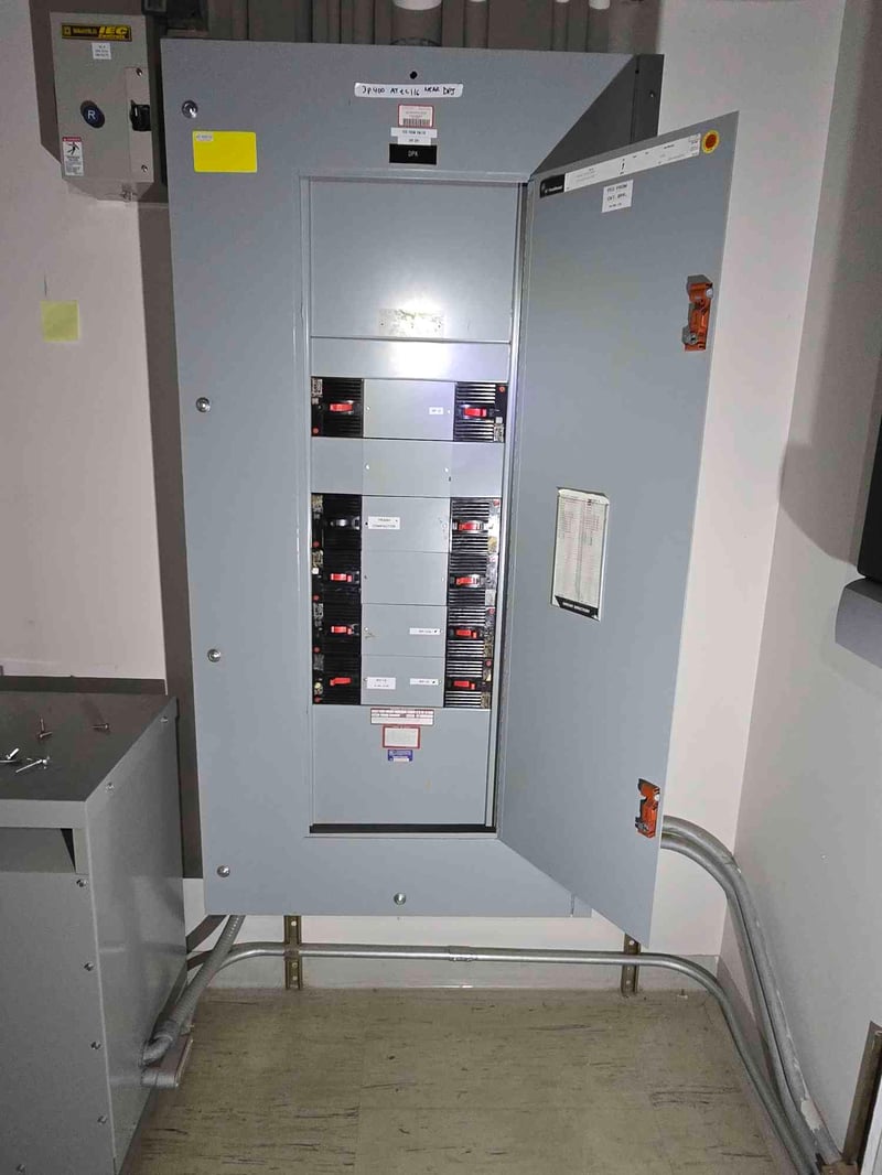 400 Amp. General Electric Panelboard, 480 Volts, 3PH, 8 breakers