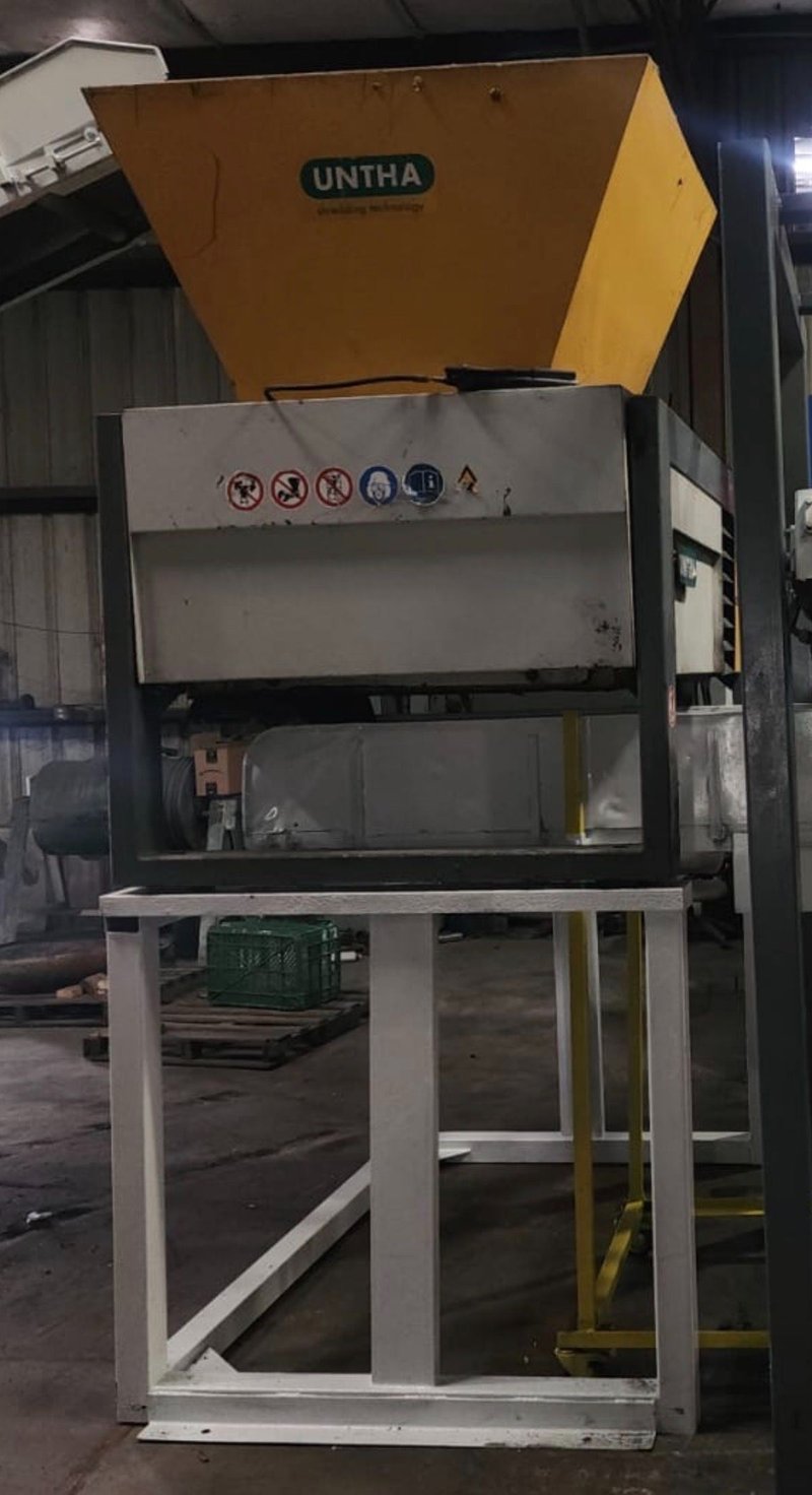UNTHA #RS40, Quad Shaft Shredder, 40" x 30" feed opening, 60 HP, 1,500 hours, 2013