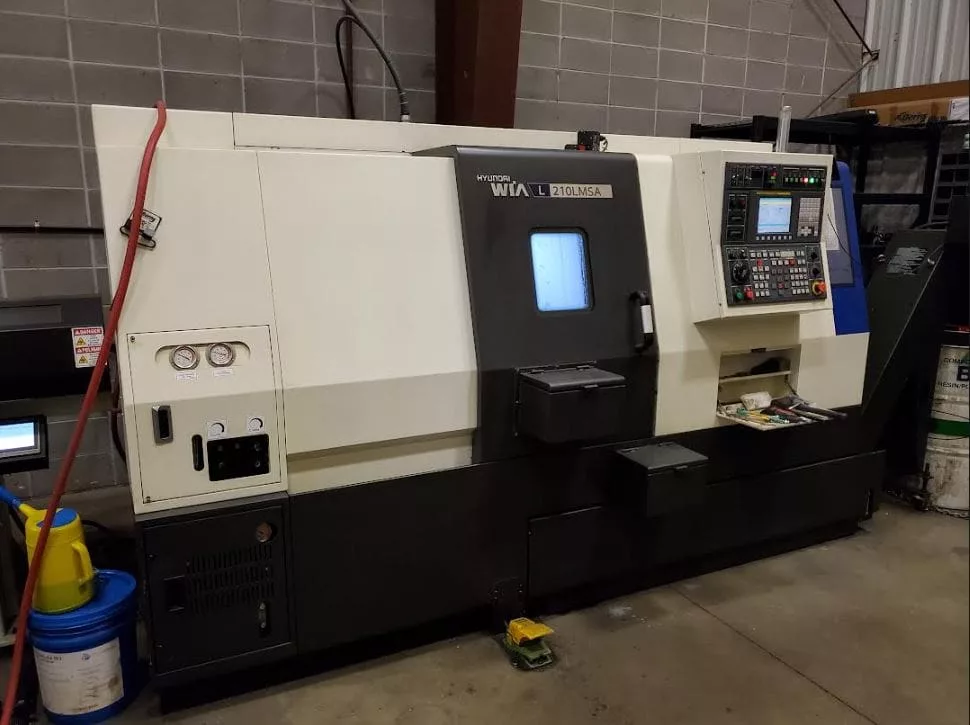 Hyundai Wia #L210LMSA, 21.6" swing, 8" chuck, 2.5" bar, 20.8" centers, Fanuc CNC, 12 station turret, live