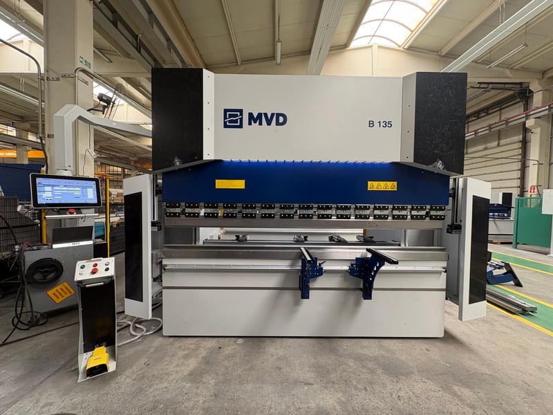 135 Ton, MVD #B135-3100, CNC Hydraulic Press Brake, 122" bed length, 10.2" stroke, 1.1' throat, Delem DA-66S